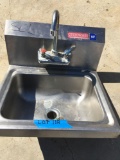 S/S hand sink with faucet