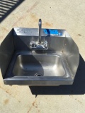 S/S hand sink with faucet and splash guards