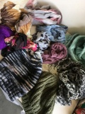 Lot. 9) scarfs 2 hats