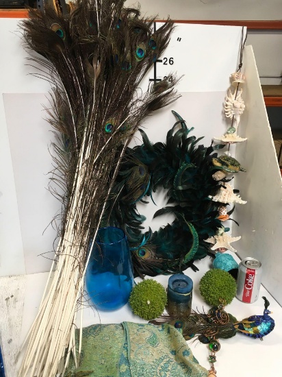 Lot of assorted decorative pieces, Peacock Feathers