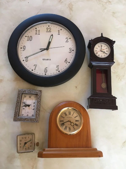 5 pieces. Assorted vintage quartz clocks