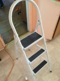 Foldable stepping ladder