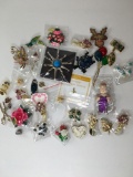 Women's Brooches & Pins 33 pieces.