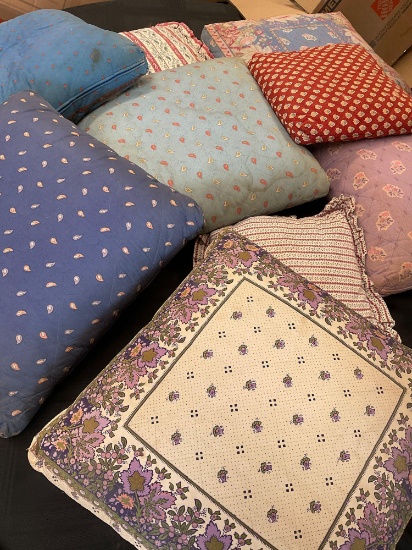 Lot of assorted pillows, 9 pieces