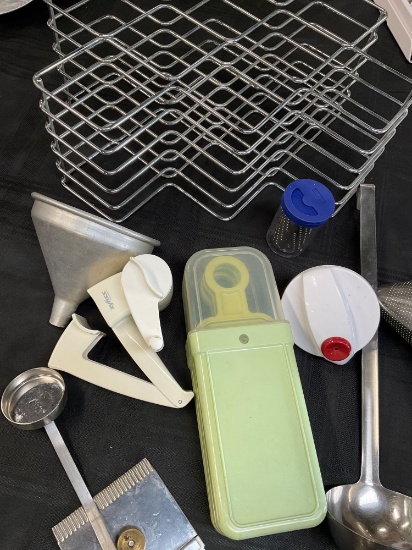 Lot of assorted kitchenware. 11 pieces