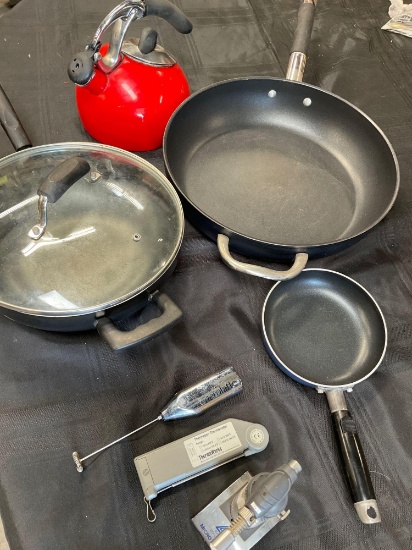 Lot of assorted kitchen ware. 7 pieces