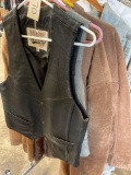 Clothing, leather vests & jackets, assorted sizes. 5 pieces