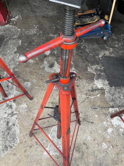 Under hoist adjustable jack stand