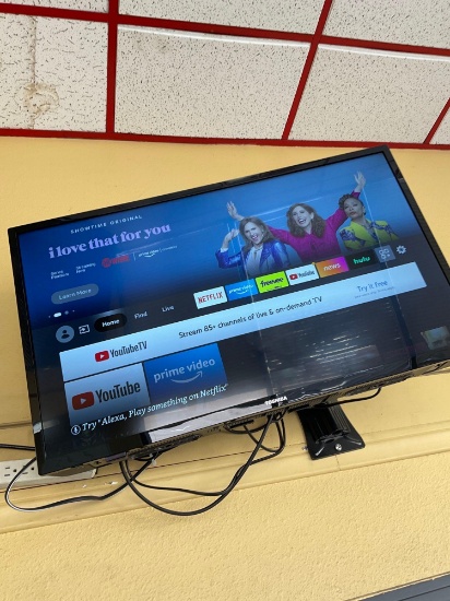 Toshiba 32" TV with wall mount & remote control