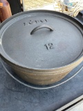 Cast Iron Pot with lid Lodge 12