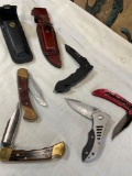 5 folding pocket knives & 2 belt sheaths. 7 pieces