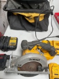 Dewalt bag, 2 batteries (1 unknown ), 2 charger stations, circular saw WORK. 6 pieces
