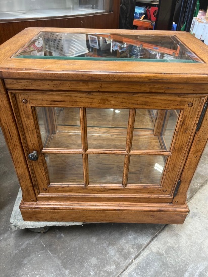 Wood/glass cabinet. Mirrored back, one glass shelve. 26" x28" x 21"