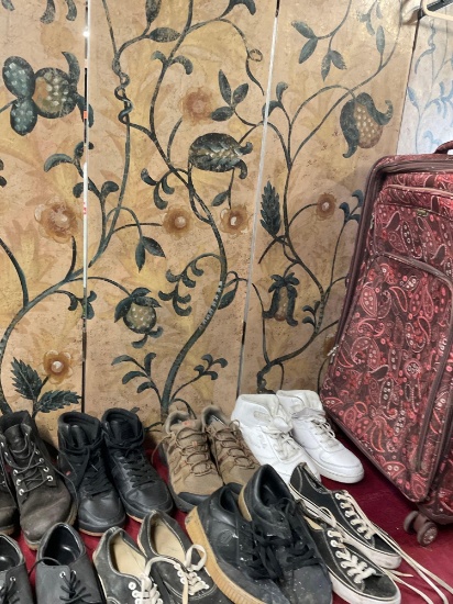 Ricardo Beverly Hills rolling luggage & 8 pairs of assorted shoes. Sizes 8-11