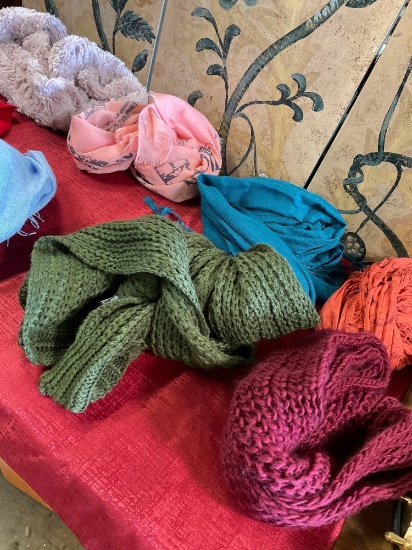 Assorted scarfs. 8 pieces