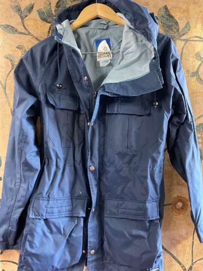 Sierra Design seems to be s/m blue rain jacket. Zipper works very good condition