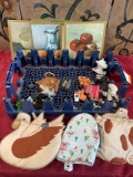 Assorted fridge magnets, decorative items, etc