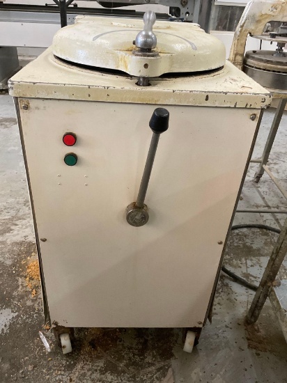 16 part dough divider, no tags to confirm model, 220 volt, does not work