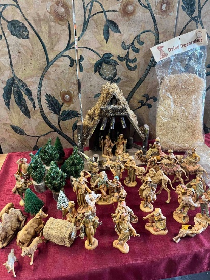 Nativity set, 36 pieces, majority seem to be Fontanini by Roman