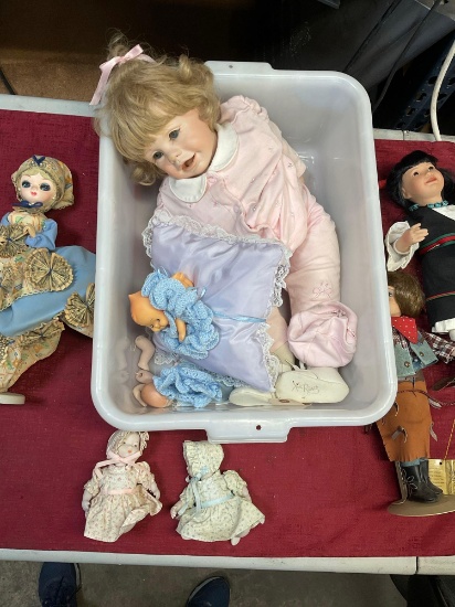 Assorted vintage dolls. 7 pieces