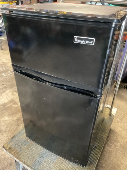Magic Chef HMDR310BE free standing compact refrigerator. Works