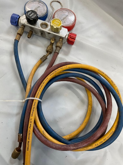 Vibration Free Vacuum gauge set with hoses.