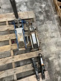 2) floor jacks, did not pump, 2) scissor jacks. 4 pieces
