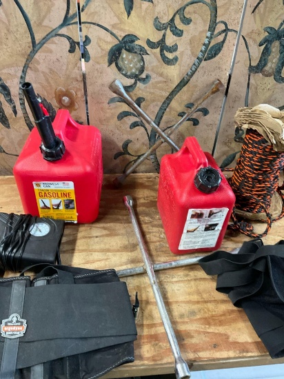 Gasoline containers, rope, air pump, etc. 8 pieces