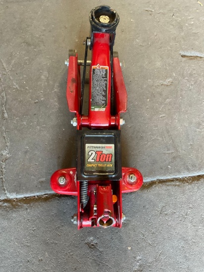 2 ton compact trolley jacks. Red one did not work, blue one works, works no handles