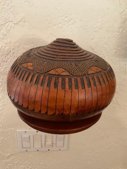 Vintage Art. Carved wood deco. 7" T x 10" W