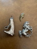Pendants & brooches. 3 pieces