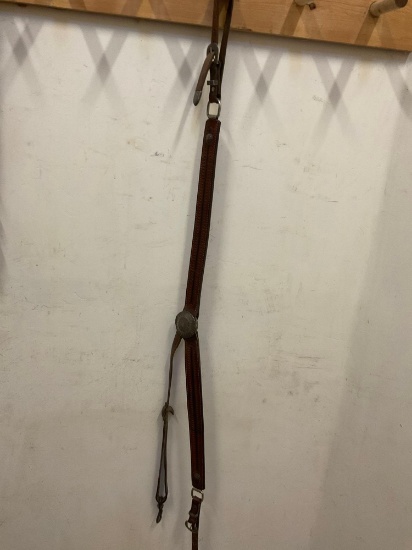 Leather horse breast collar