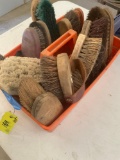 Horse & pet brushes & plastic carrier