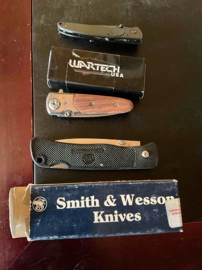 Assorted foldable knives.Smith & Wesson, Wartech USA & unknown. 3 pieces