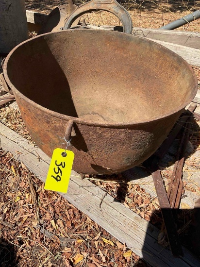 Vintage 20qt cast iron kettle bowl, has small hole on the bottom