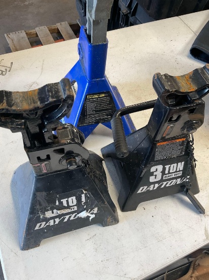 2) Daytona (1 bent), 1) Maasdam 3 ton jacks. 3 pieces