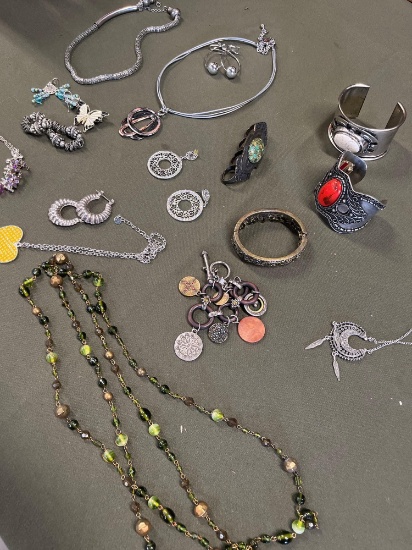 Costume jewelry. Necklaces, bracelets, earrings, etc. 18 pieces