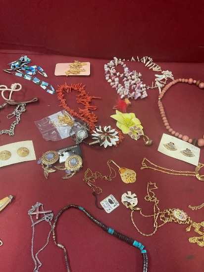 Assorted custom jewelry. 26 pieces
