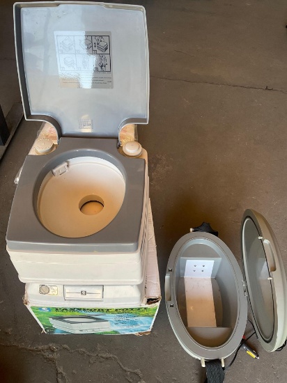 Going Places portable 12v cooler & Passport Potty portable toilet 8L, model 6091
