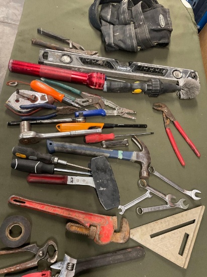Voyager tool be,t with pouch and assorted tools. Over 30 pieces