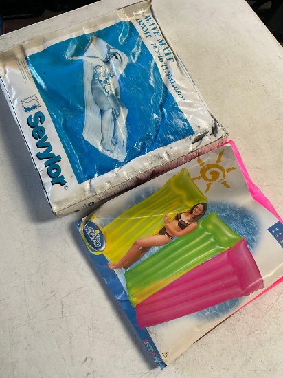 Damaged box/ open product. Wave mat & lounge