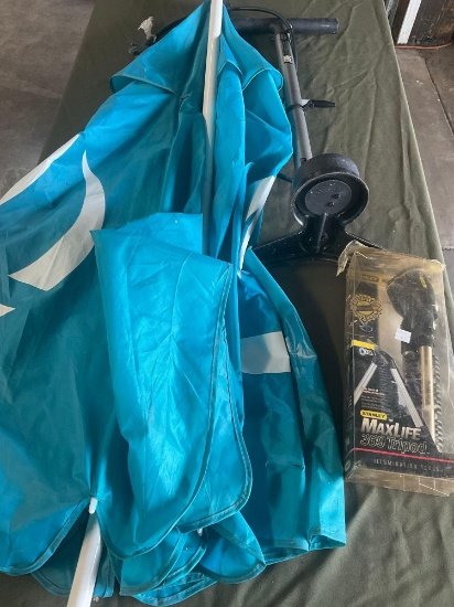 Umbrella, Maxlife 369 tripod light, Bell Floornado 900