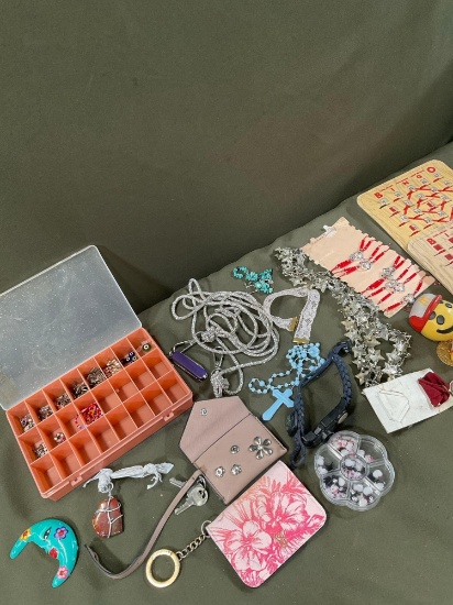 Assorted items. 19 pieces