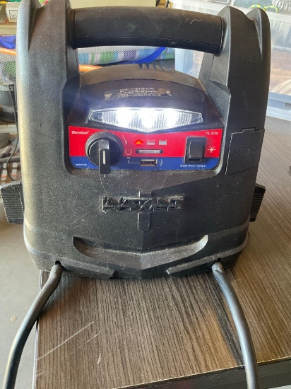 Duralast DL800 portable jumper starter, turned on