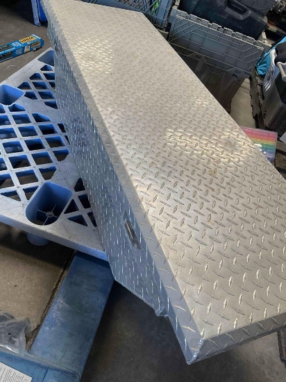 Aluminum plate diamond style truck toolbox. 5' x 20", no key