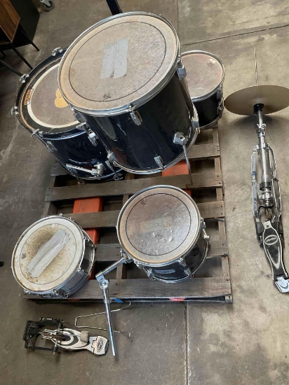 Drum set, unknown if all parts are all there to assemble completely or for set to function