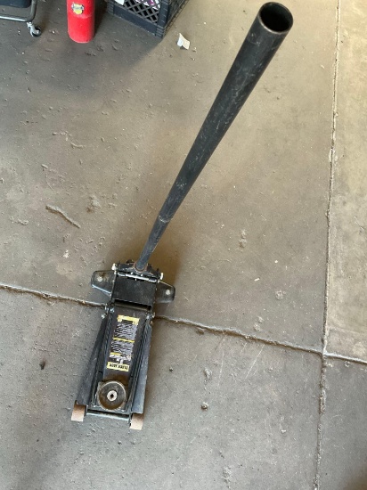 Black Jack 3 ton hydraulic garage jack with handle