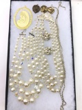 Costume lot - Pearls and medals : necklaces, earrings, and more