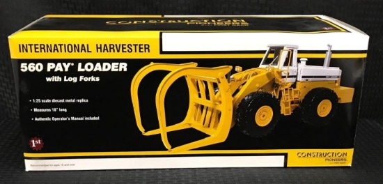 I-H 560 Pay Loader with Log Forks Diecast Replica Tractor In Box