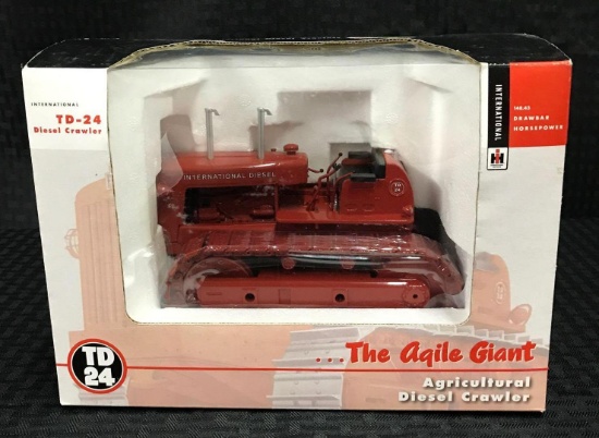 I-H TD-24 Agricultural Diesel Crawler Diecast Replica Tractor in Box